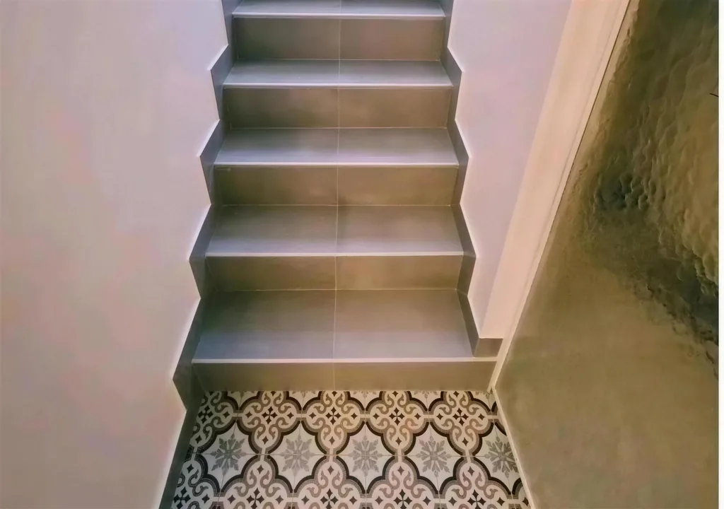 Escalier carrelé après rénovation