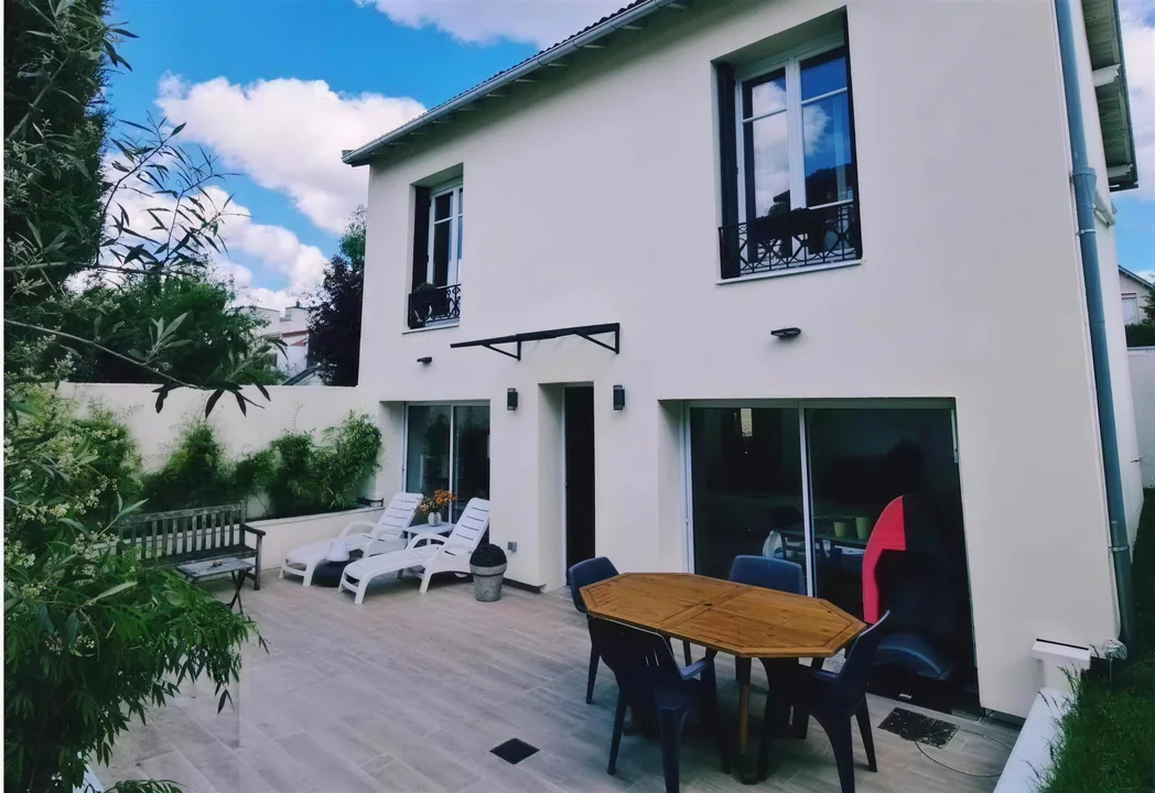 Façade rénovée, enduit blanc