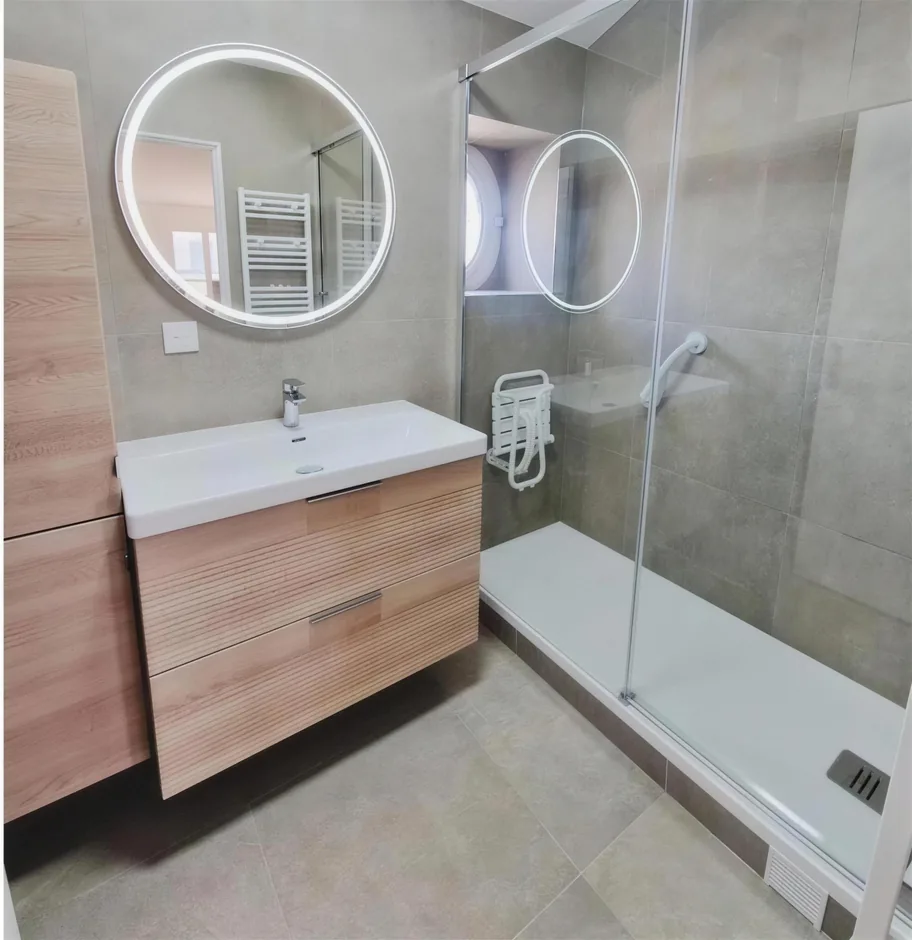 Salle de bain avec douche à l'italienne après rénovation