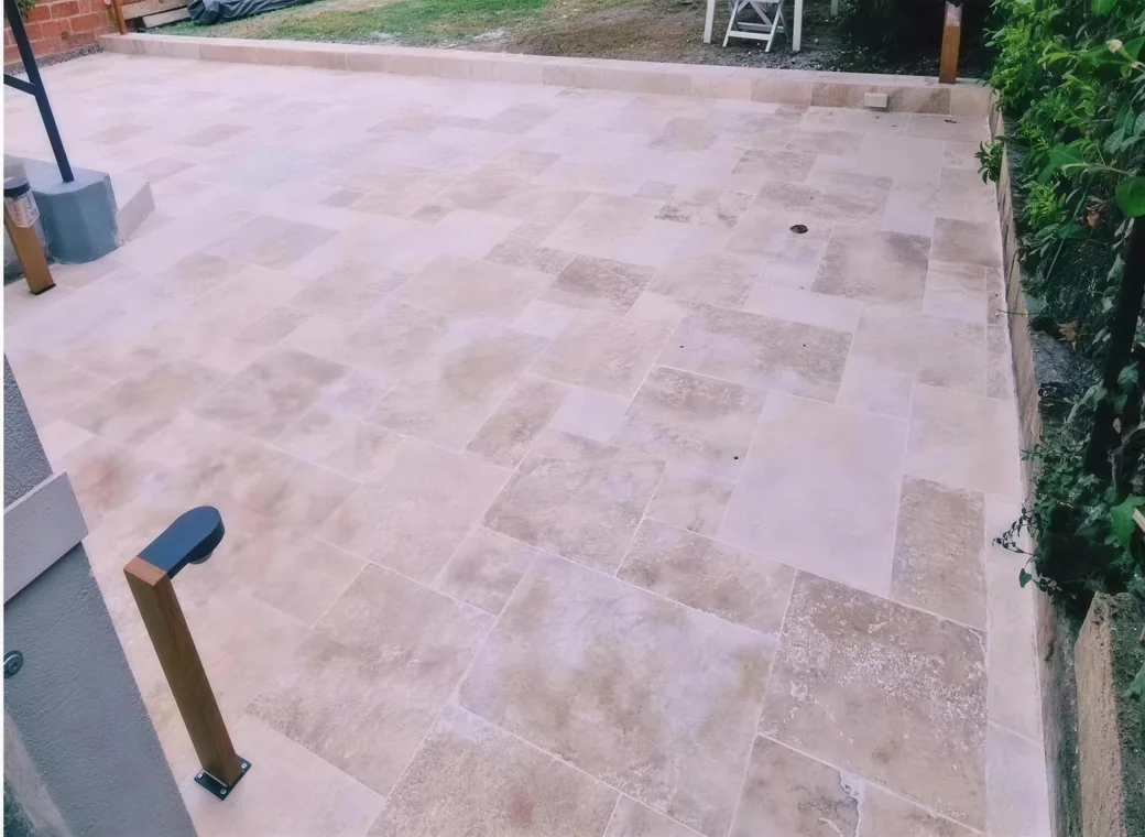 Terrasse en travertin après rénovation