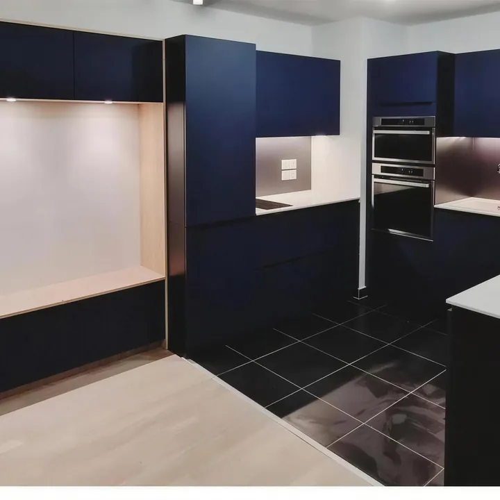 Cuisine équipée bleu nuit, plan blanc et îlot
