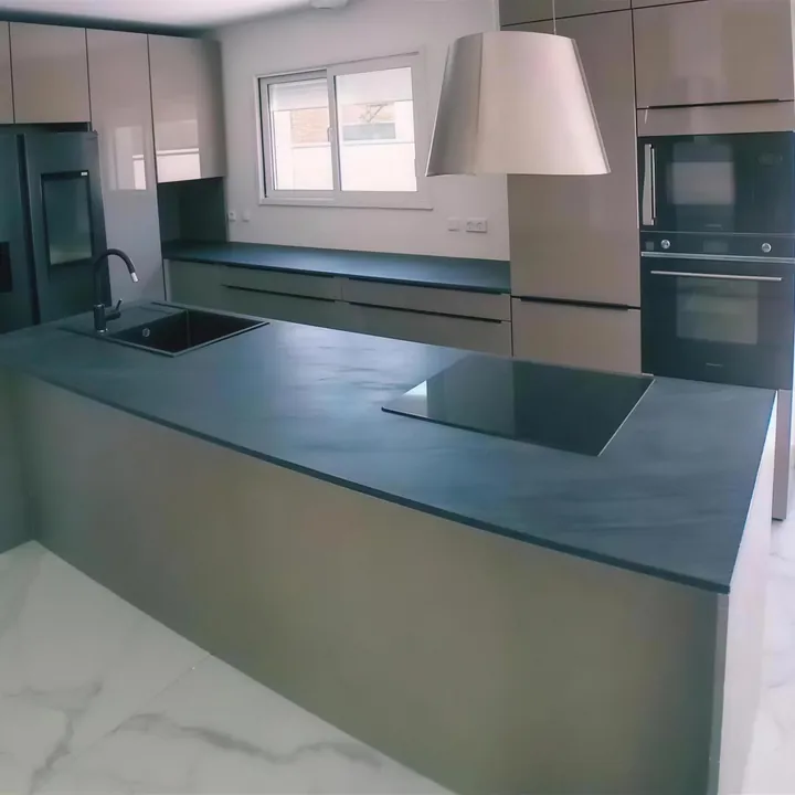 Cuisine îlot et séjour, sol grand format