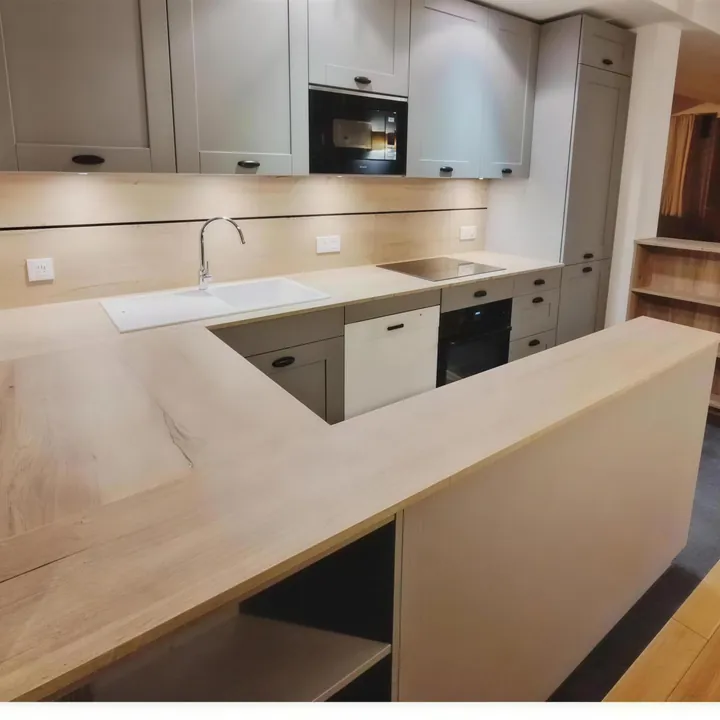 Cuisine aménagée, plan de travail bois