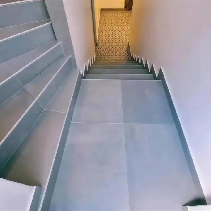 Escalier rénové, contremarches et tomettes