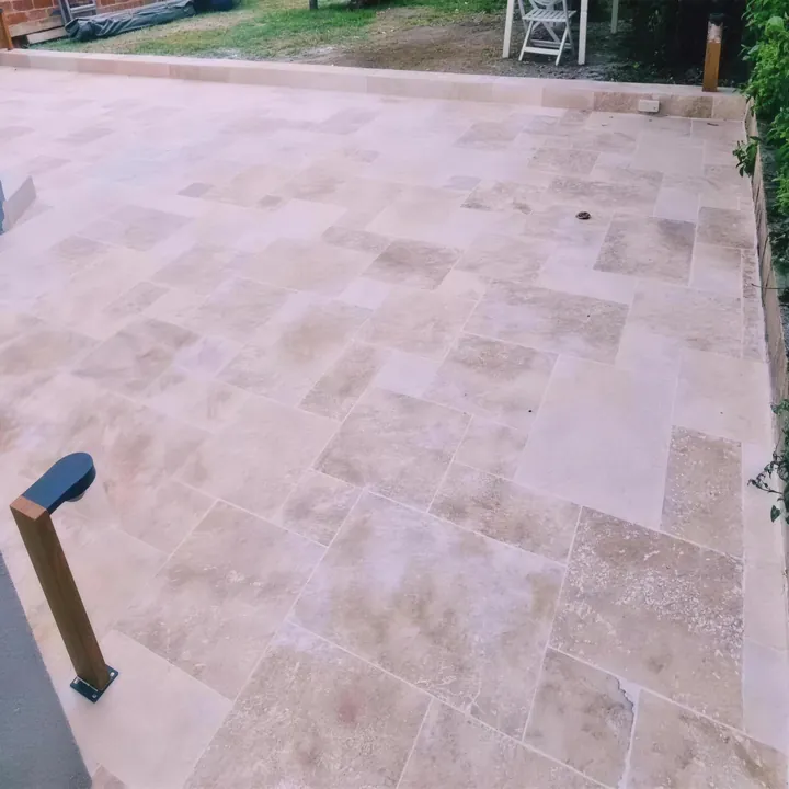 Terrasse en travertin, jardin paysagé