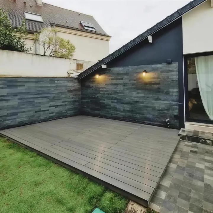 Extension et terrasse, bardage ardoise
