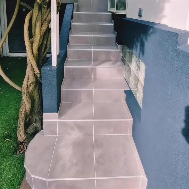 Escalier de jardin et allée carrelée