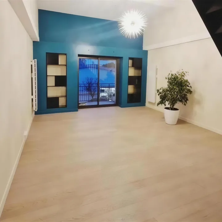 Pièce à vivre et escalier, ambiance contemporaine