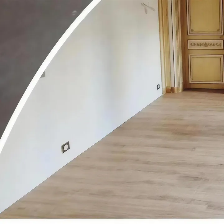 Pièce rénovée, parquet et boiseries