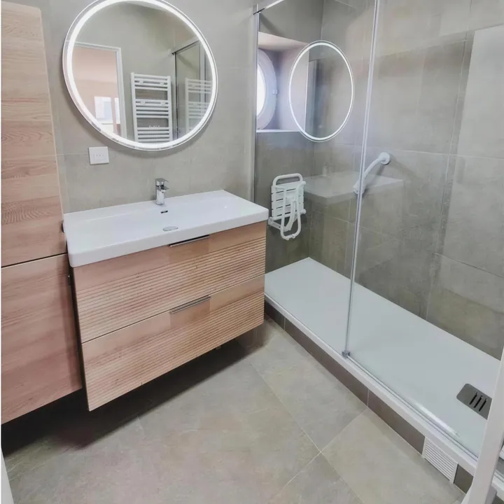 Salle de bain, vasque ronde et douche vitrée