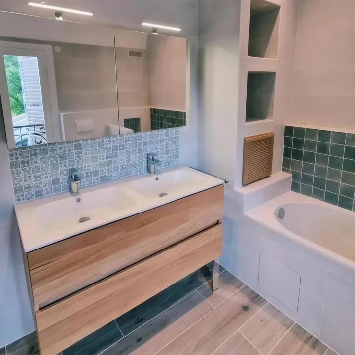 Salle de bain, baignoire et douche carrelée