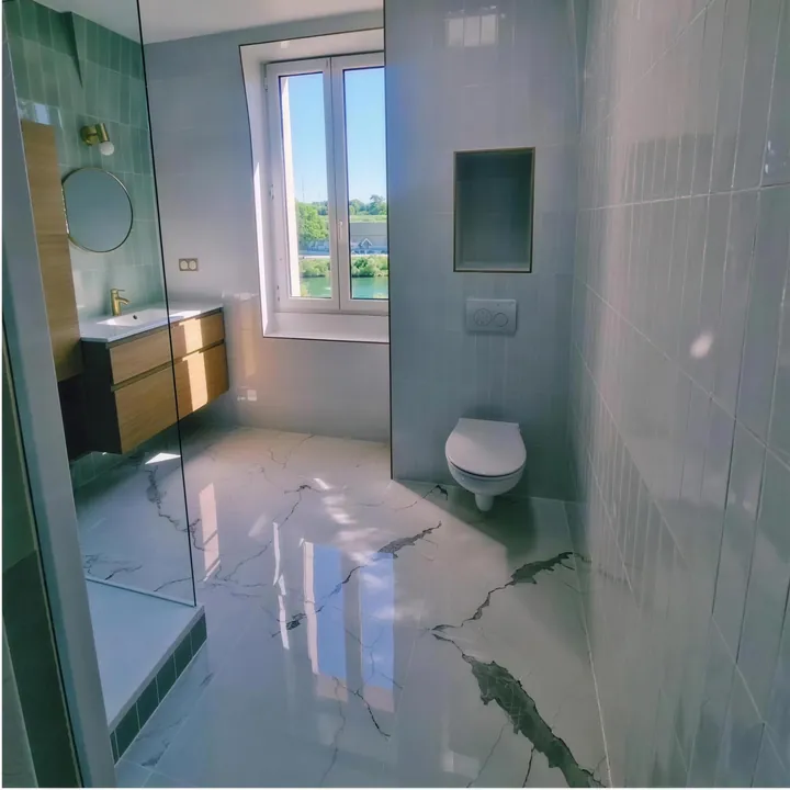 Salle d'eau refaite, douche et meuble suspendu