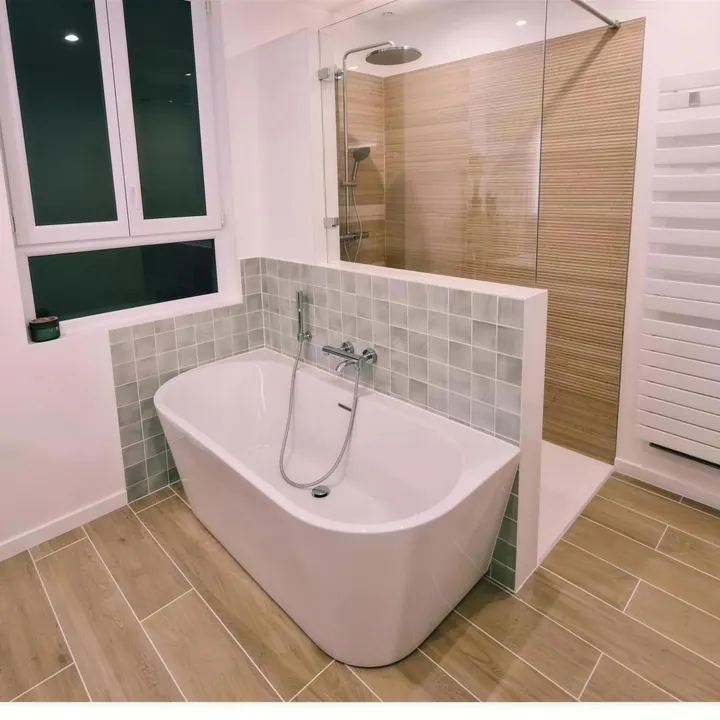 Salle de bain, baignoire îlot et grand miroir